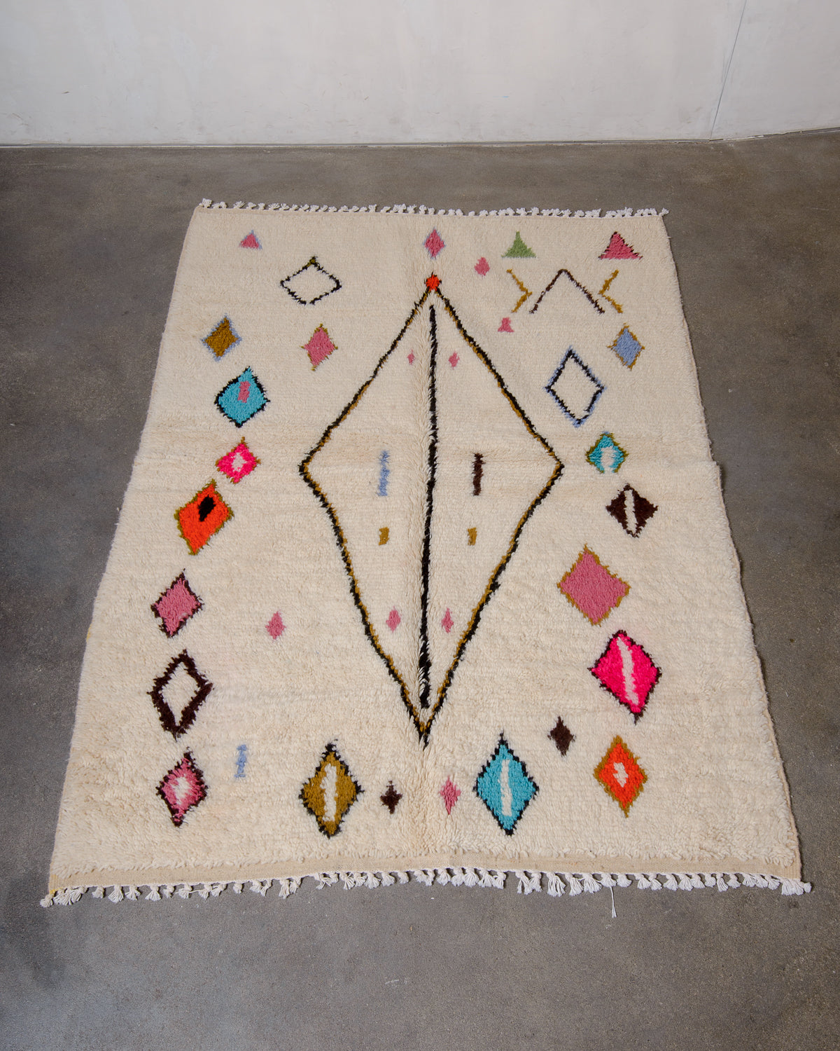 Modern designer handcrafted Berber rug from Morocco. Azilal rug with beautiful colours and patterns. Made of sheep’s wool and cotton.